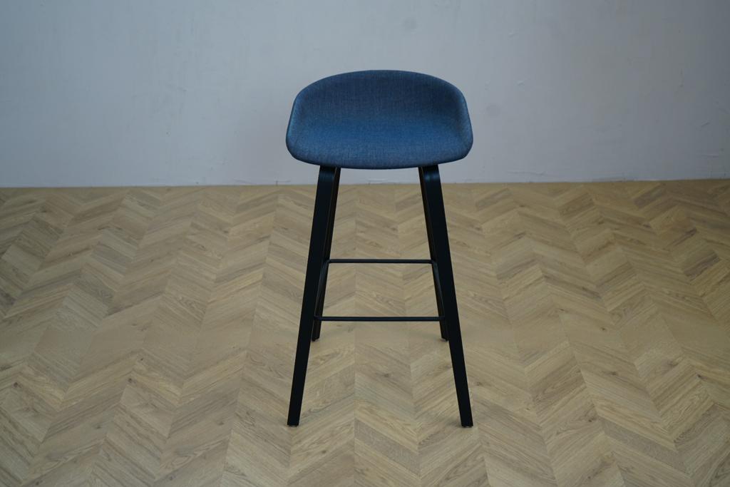 Frontvisning af HAY AAS 32 barstol i mørkeblå med sortlakeret træben og polstret sæde – højde 75 cm.